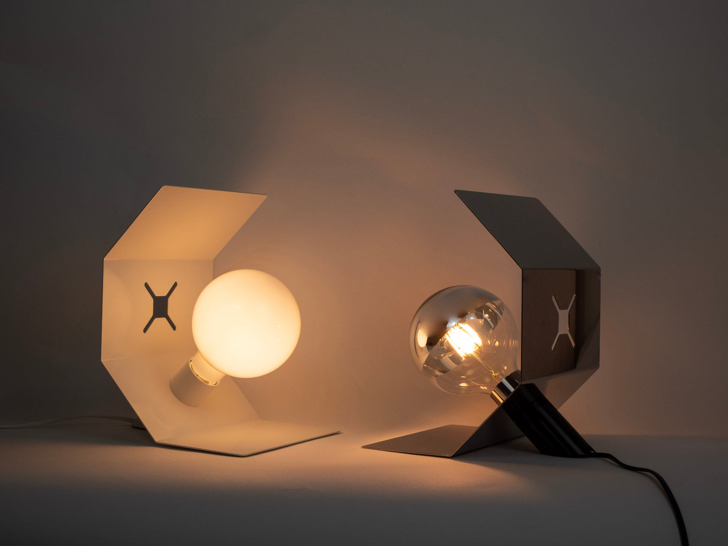 Pliée lamp, white and mirrored finishes, lit