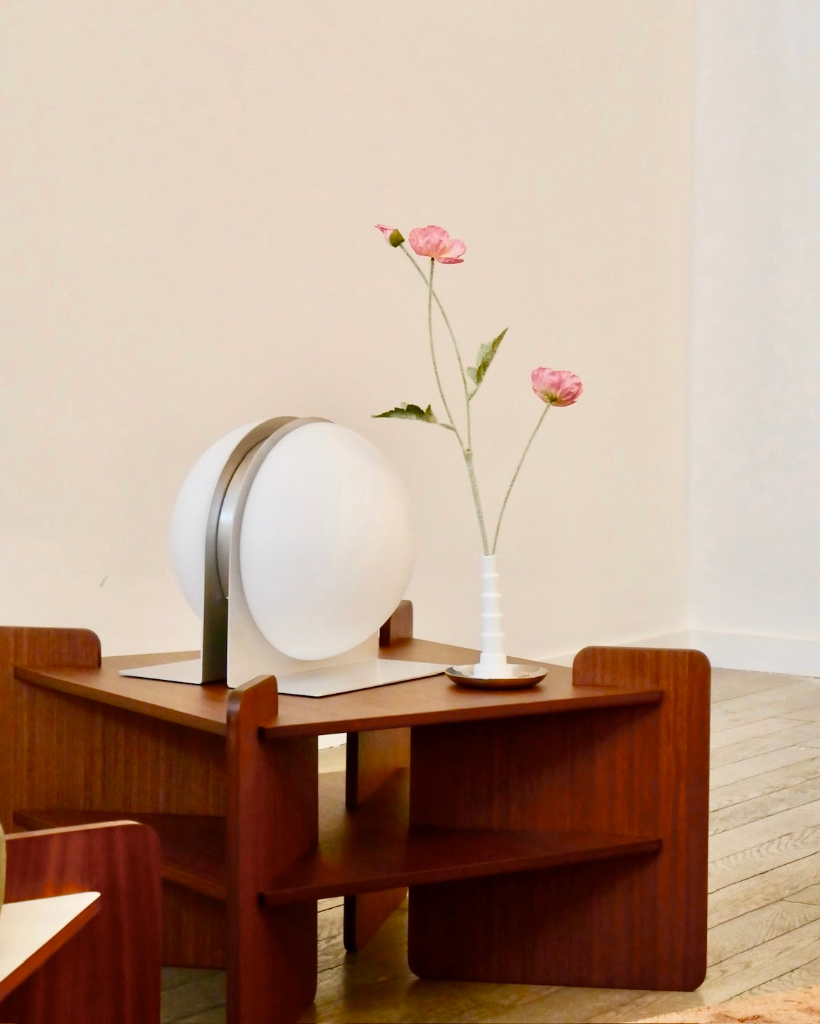 TU-TU table in walnut veneer with a silver Jumelles lamp and a Miniflore flower holder on top.
