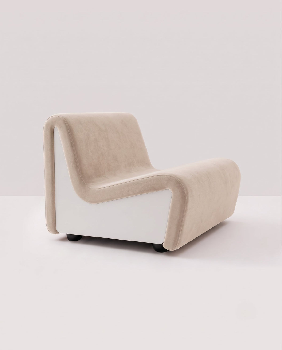 Dialogue lounge chair in beige fabric and white lacquered wood side panels