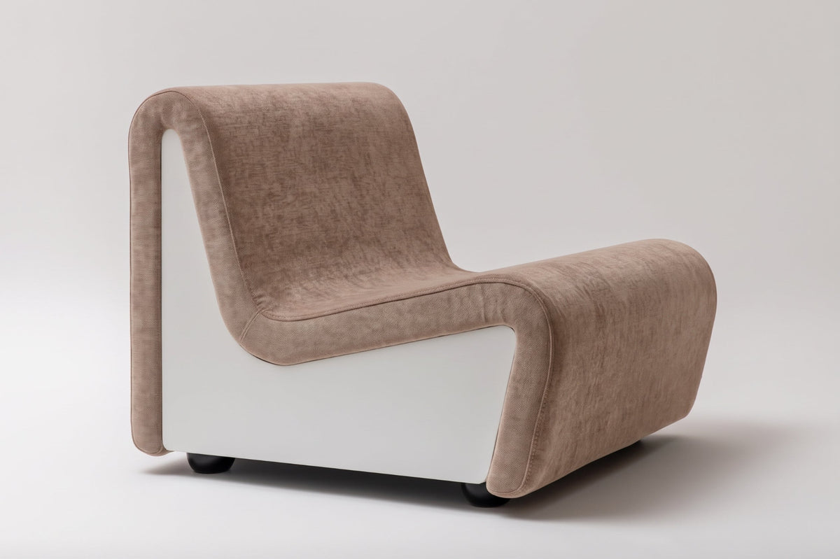 Dialogue lounge chair in linen fabric and white lacquered wood side panels