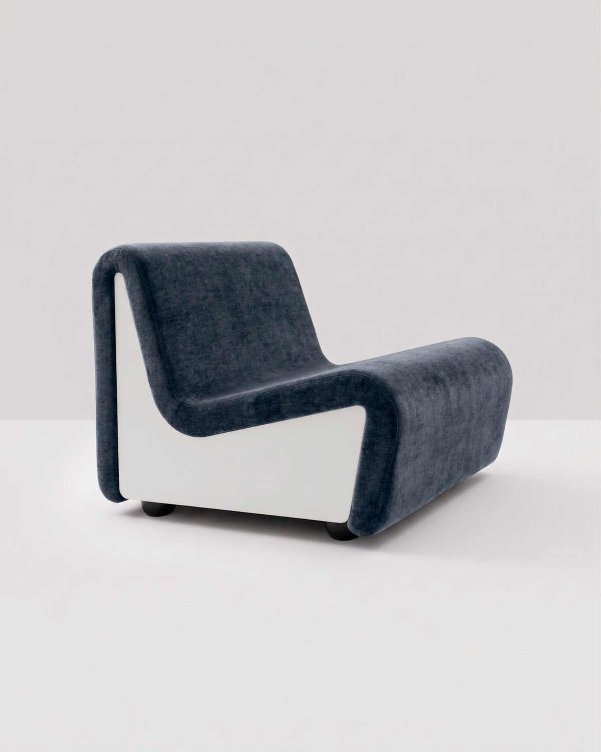 Dialogue lounge chair in dark blue fabric and white lacquered wood side panels