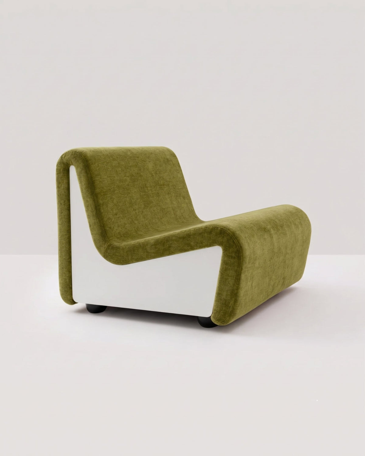 Dialogue lounge chair in green fabric and white lacquered wood side panels