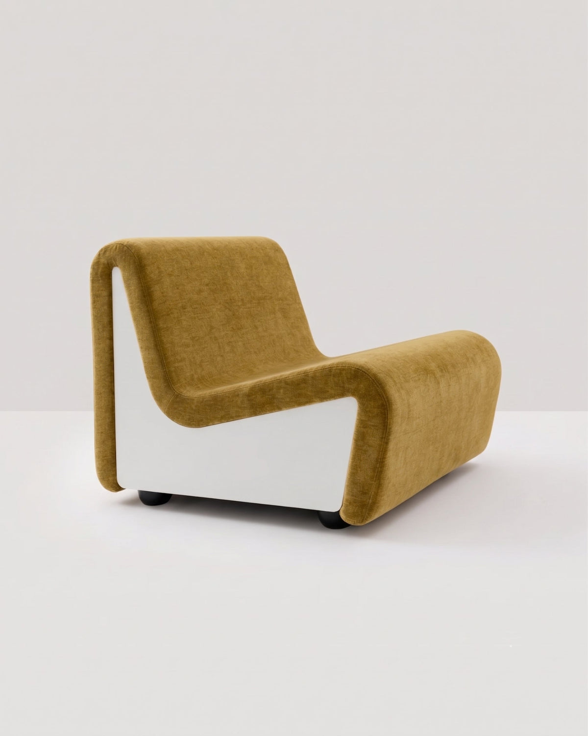 Dialogue lounge chair in lime fabric and white lacquered wood side panels