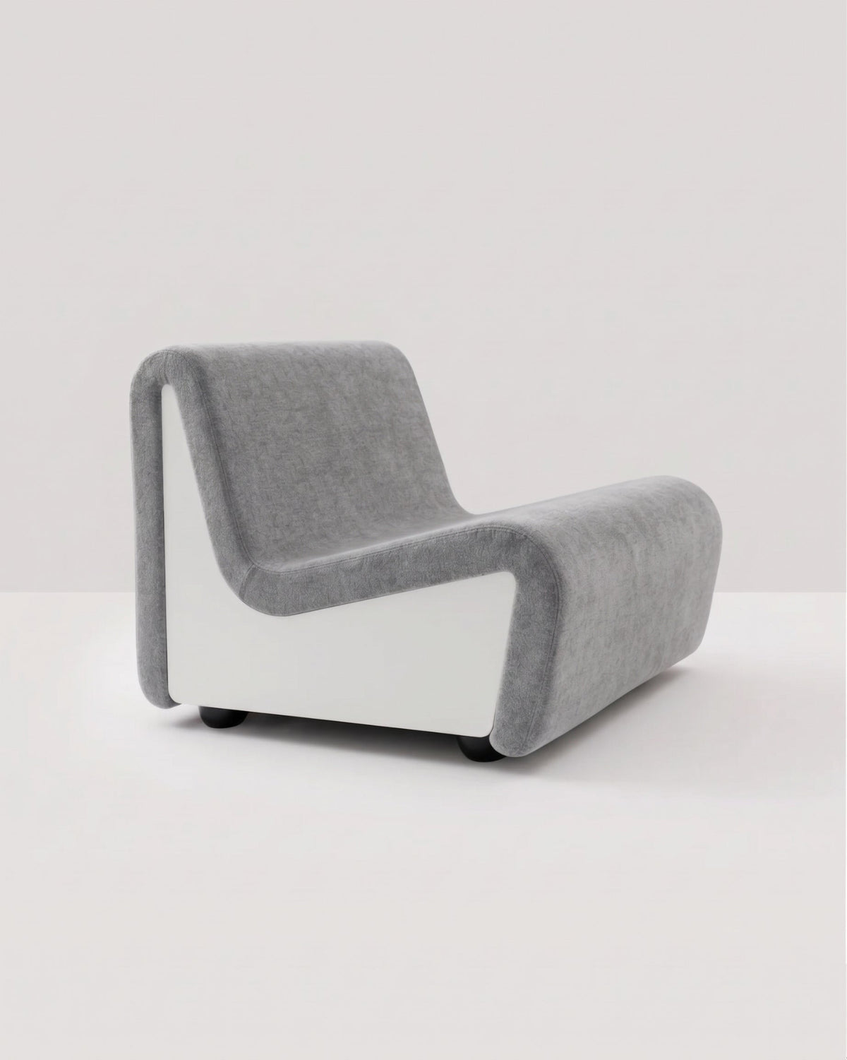 Dialogue lounge chair in aluminum fabric and white lacquered wood side panels