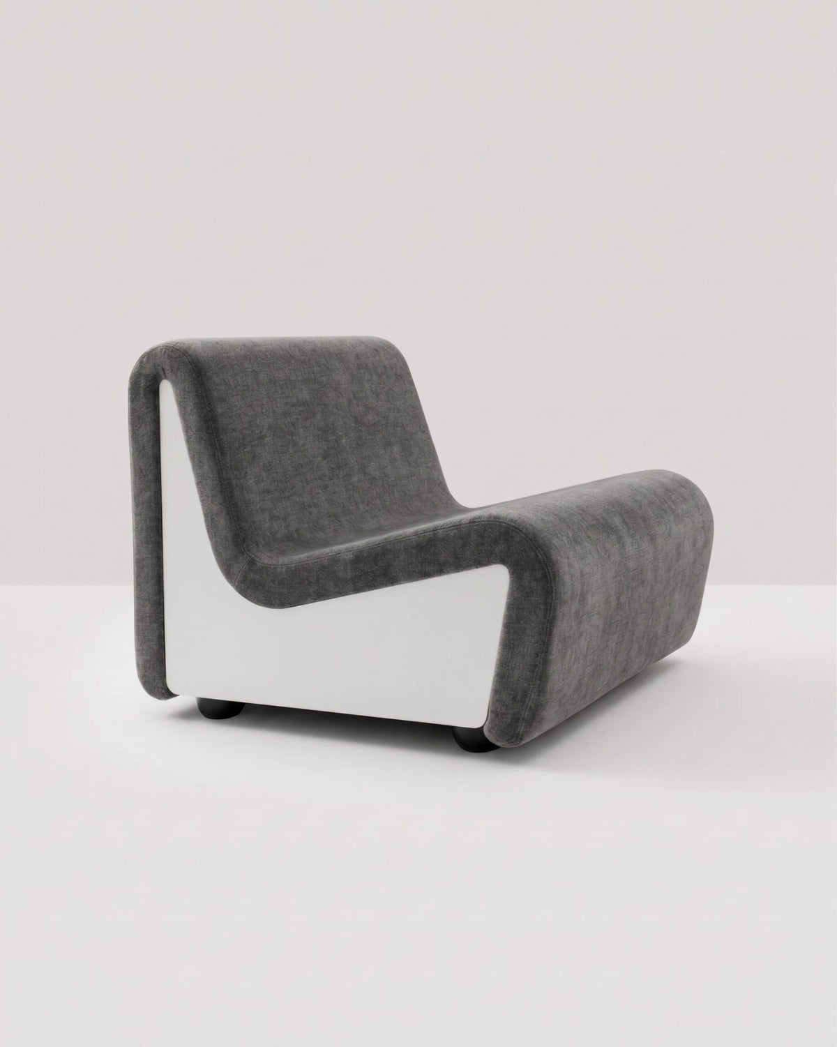 Dialogue lounge chair in steel fabric and white lacquered wood side panels