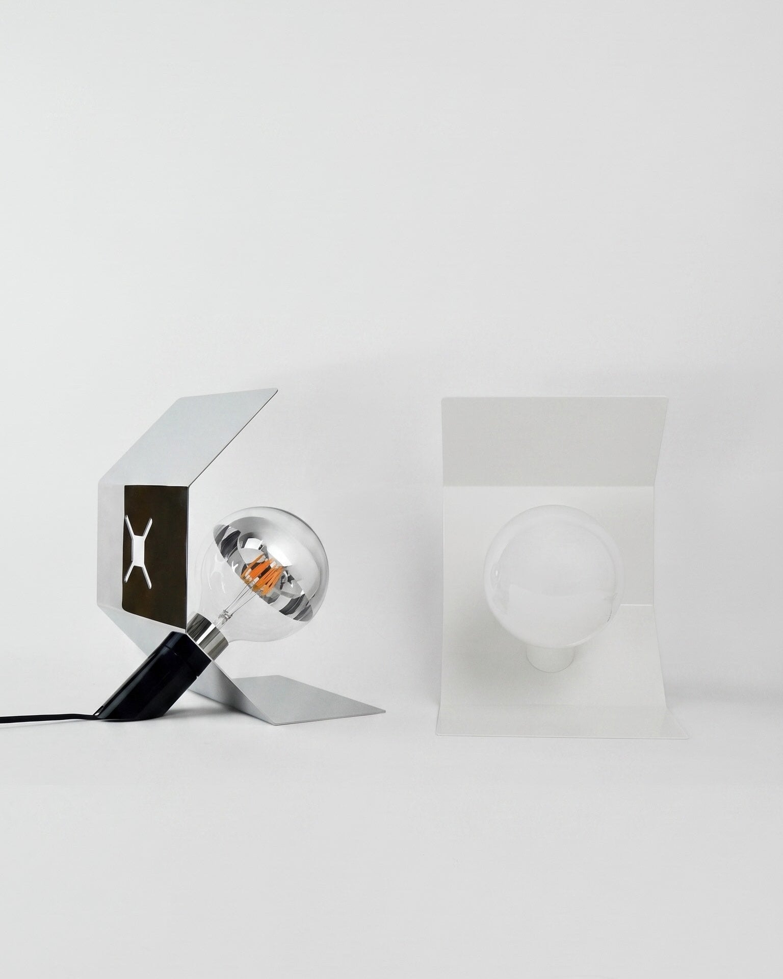 Pliée lamp, white and mirrored finishes, unlit