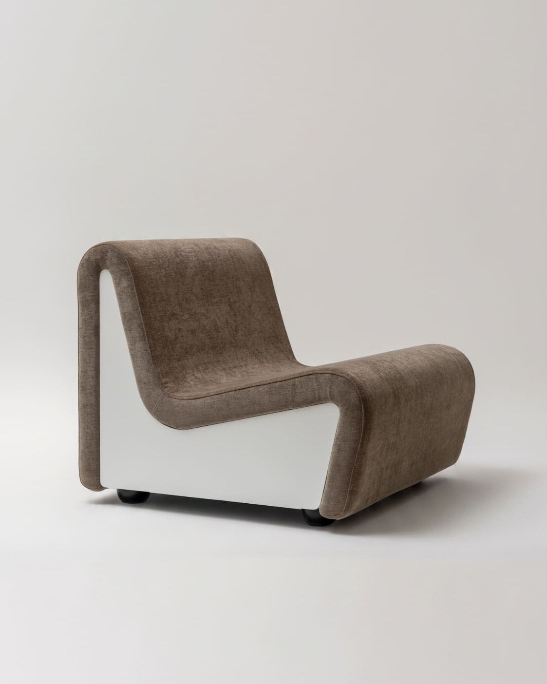 Dialogue lounge chair in Clay gray fabric and white lacquered wood side panels