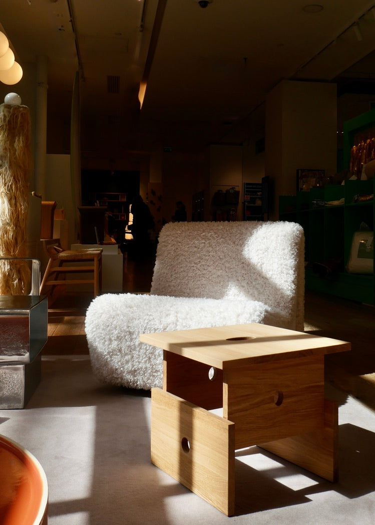 Dialogue lounge chair by André Monpoix (1967) in Sami faux fur, exhibited at the Mobilier National