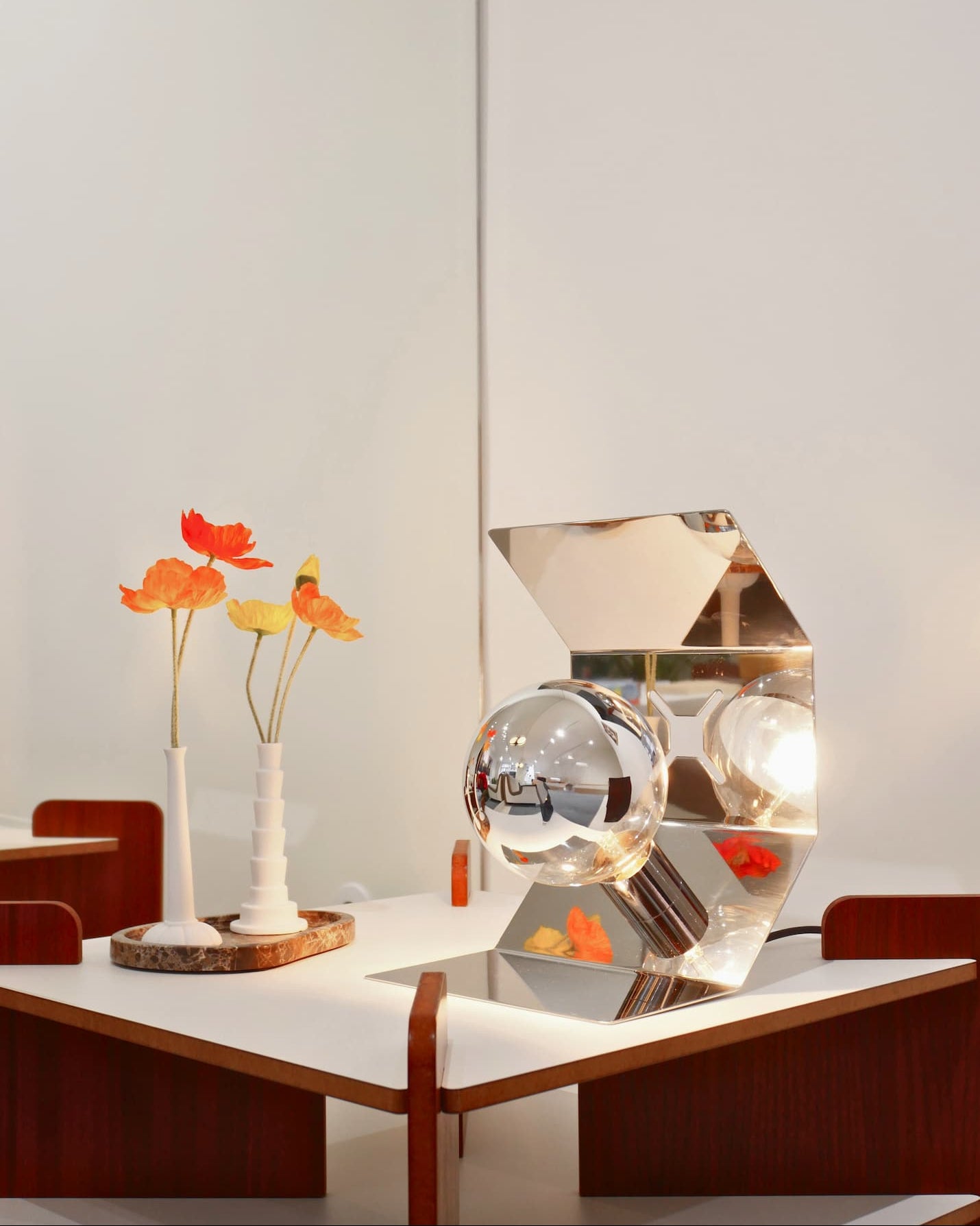 Pliée lamp, lit, mirrored finishes, lit and unglazed porcelain minimalist vase Miniflore No.1 and No.2, displayed on the TU-TU side table in white laminate 