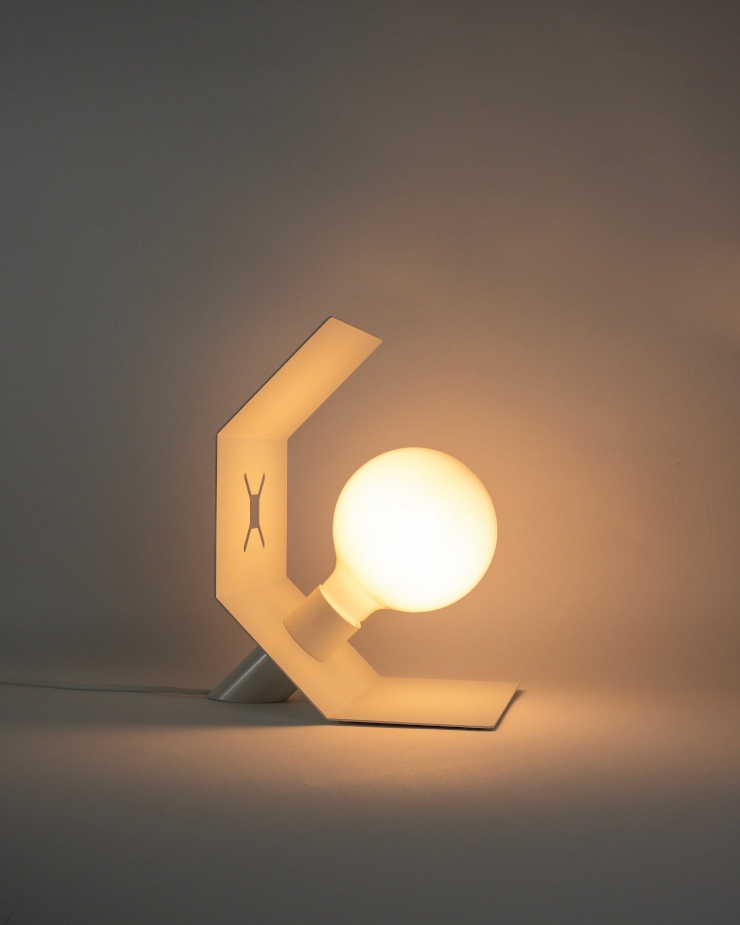 Pliée lamp in white finish, table version, lit