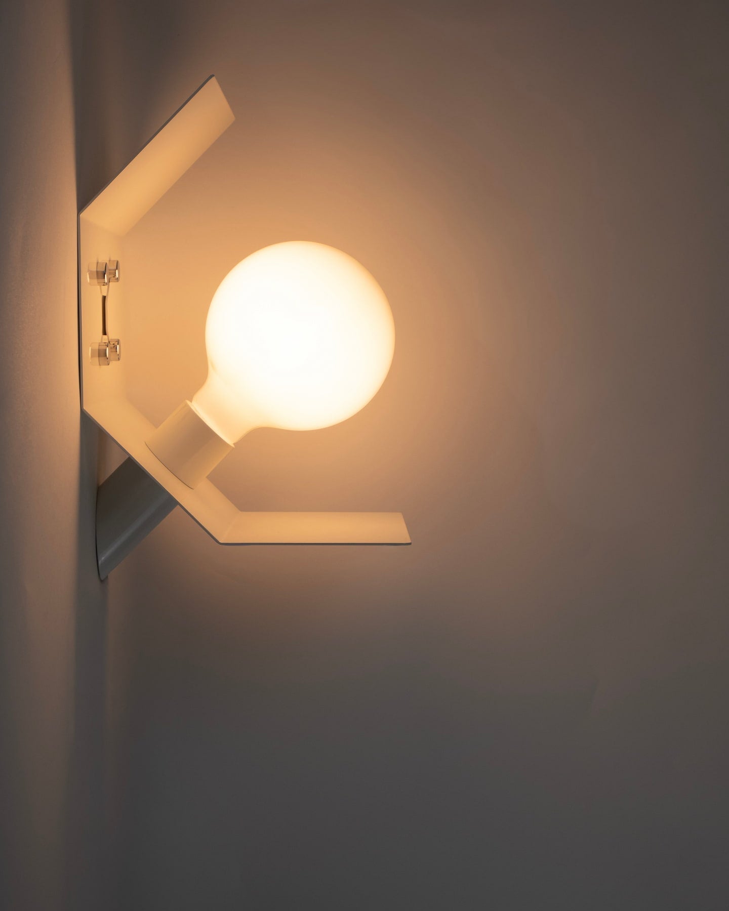 Pliée lamp in white finish, lit, wall-mounted version