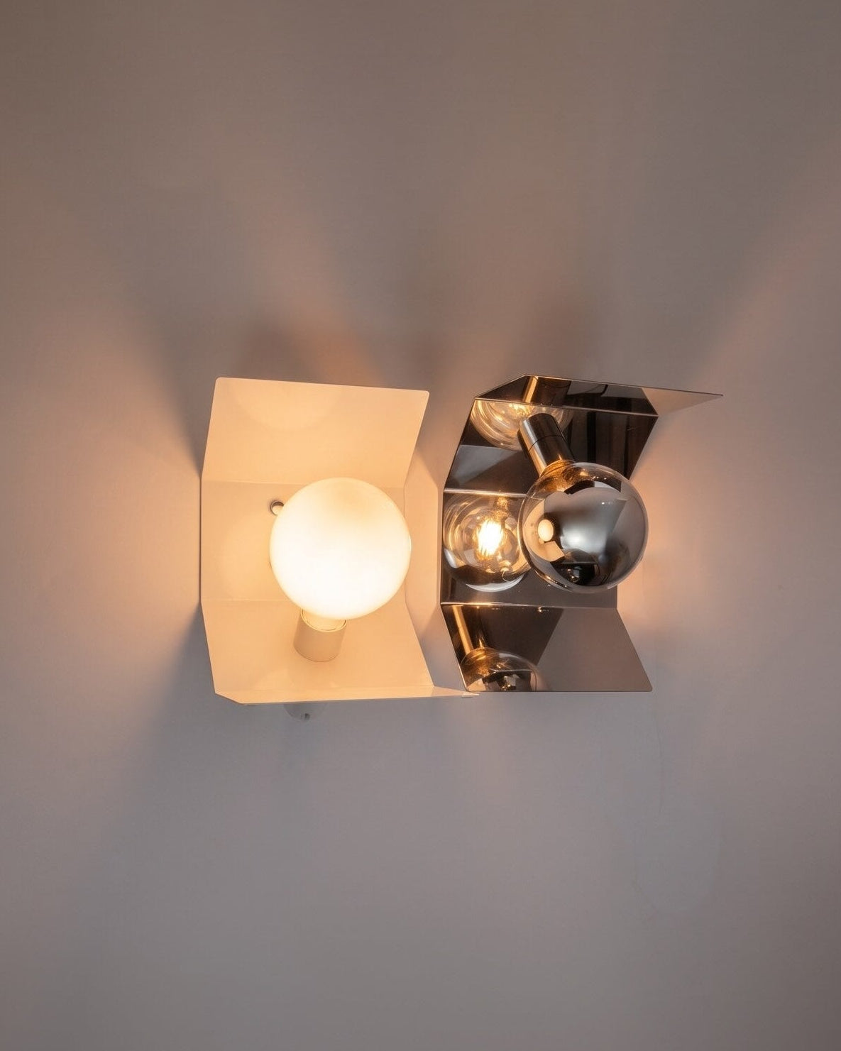 Pliée lamp, wall-mounted version in white and mirrored finishes, lit