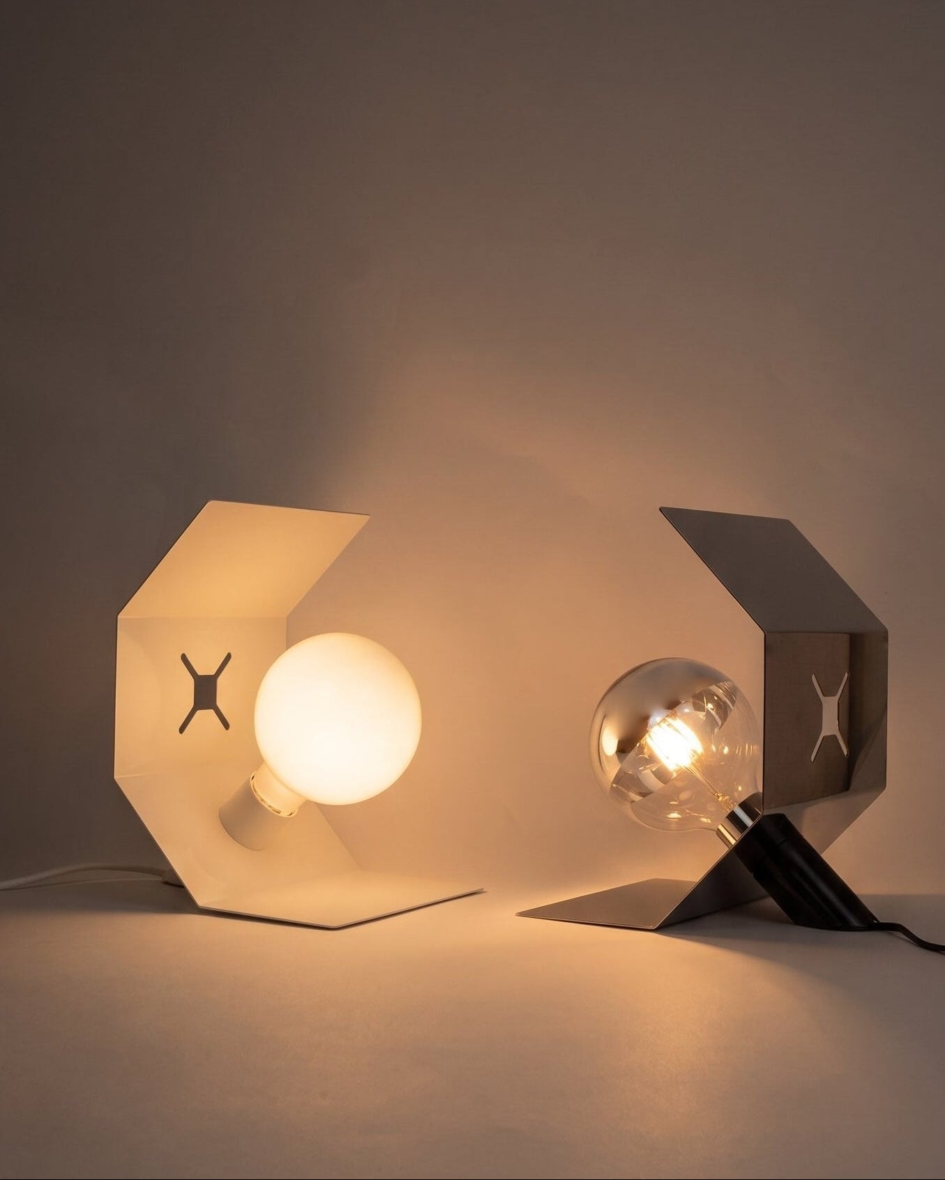 Pliée lamp, white and mirrored finishes, lit