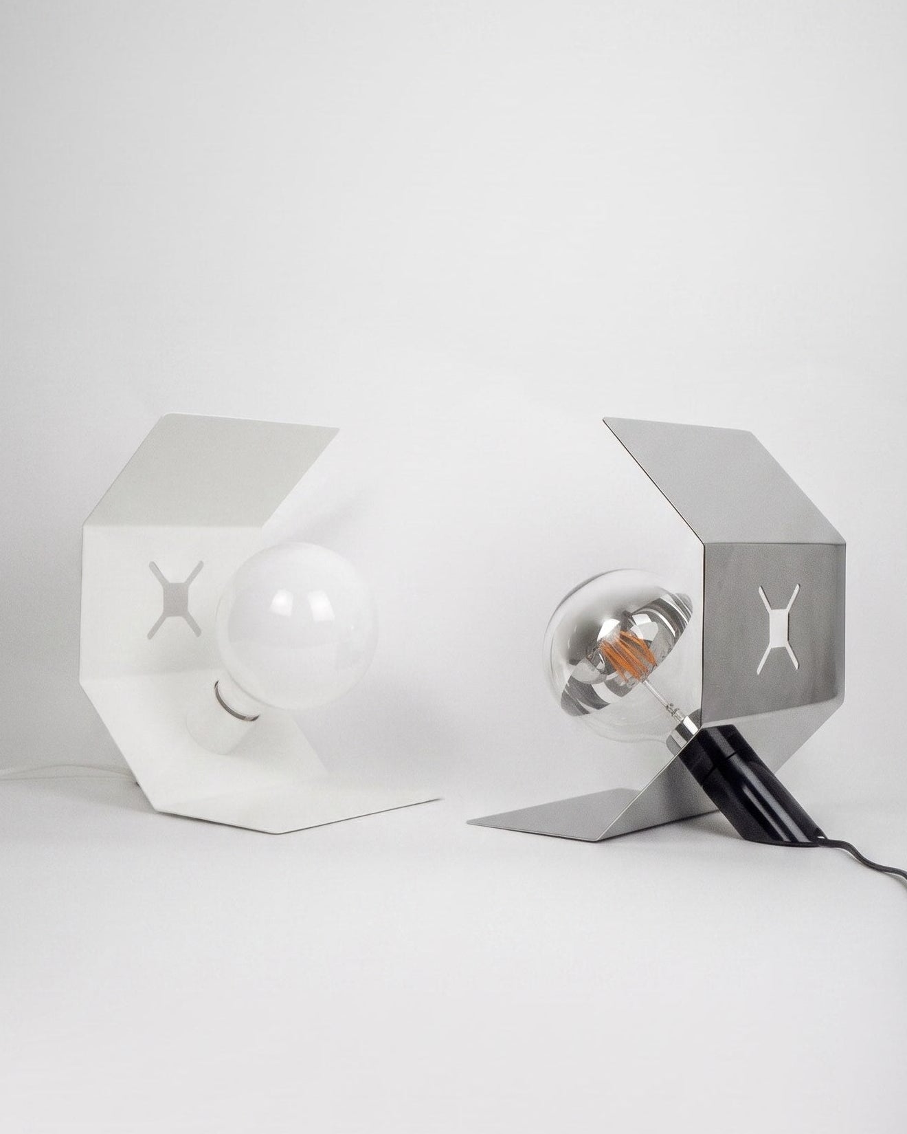 Pliée lamp, white and mirrored finishes, unlit, table version 