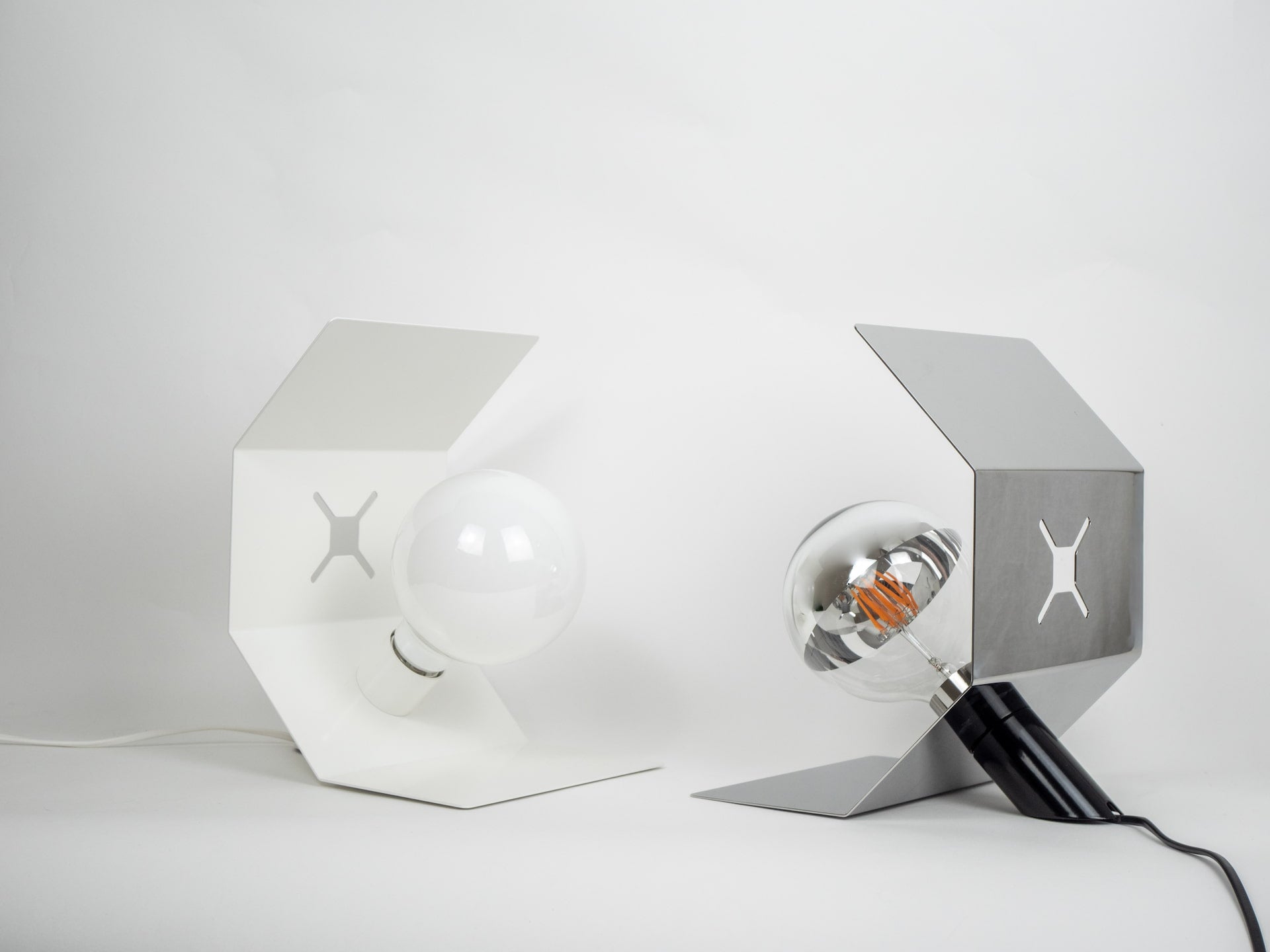 Pliée lamp, white and mirrored finishes, unlit, table version 