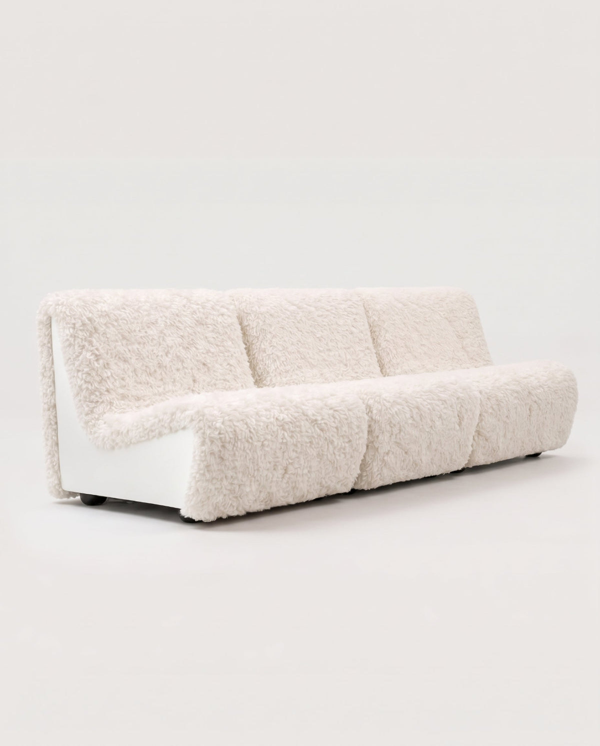 Dialogue 3-seat sofa in faux fur and white lacquered wood side panels