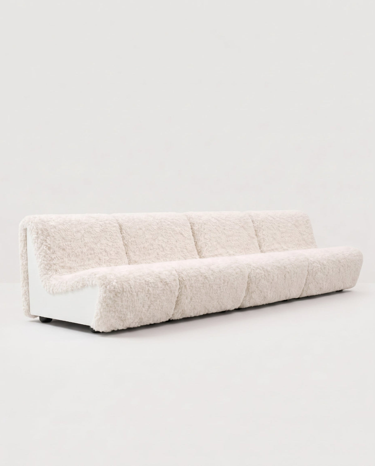 Dialogue 4-seat sofa in faux fur and white lacquered wood side panels