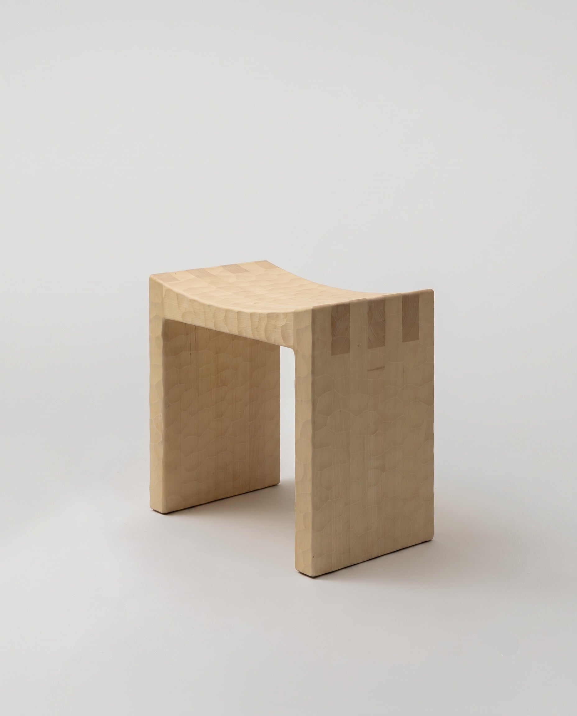 Basilio bench by Giuseppe Rivadossi – solid linden, natural gouged finish, 1970 – Source Édition