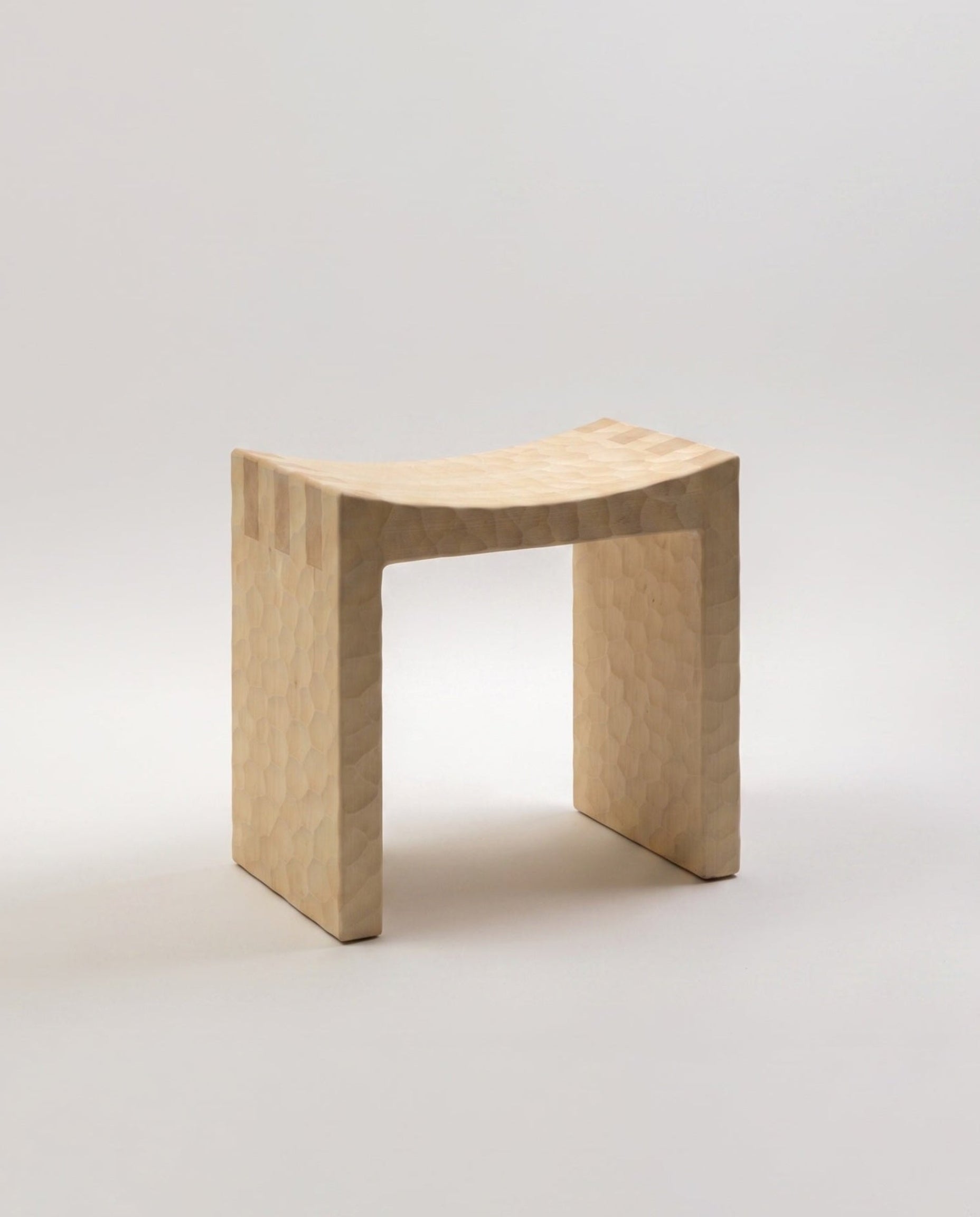 Basilio bench by Giuseppe Rivadossi – solid linden, natural gouged finish, 1970 – Source Édition