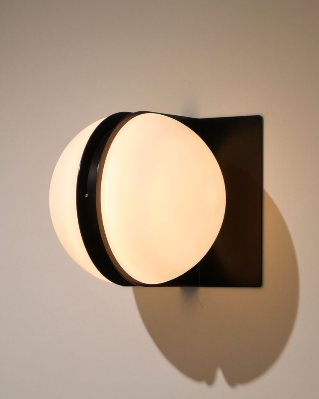 Jumelles lamp in black finish, wall-mounted version, lit