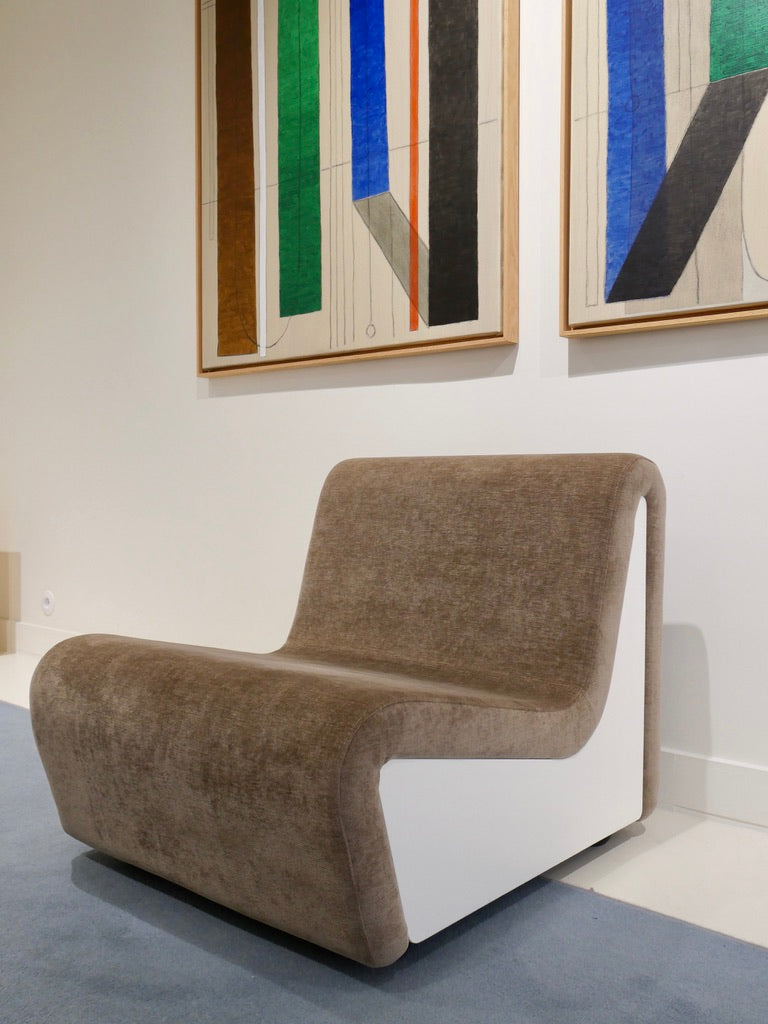 Dialogue lounge chair by André Monpoix (1967) in Maia Clay fabric with white lacquered side panels, showroom model